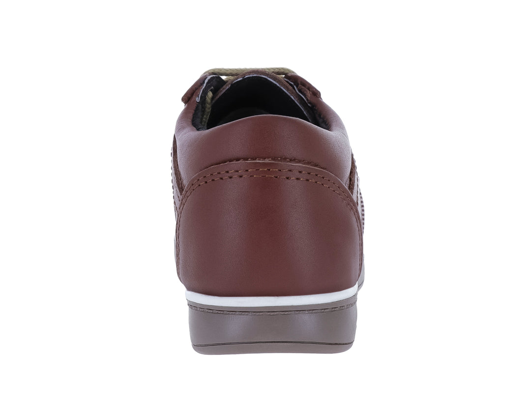 Zapato casual color marrón para niño con cordones y suela gris con una línea blanca.