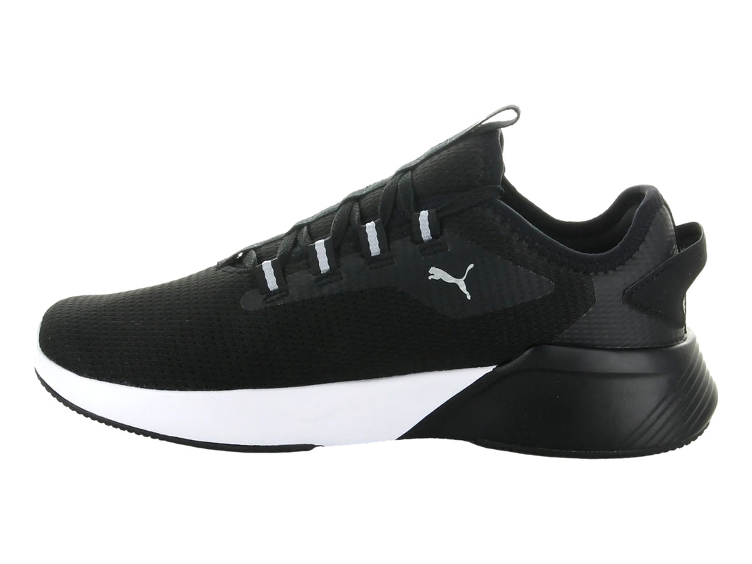 Tenis deportivos PUMA Retaliate 2 en color negro con suela blanca y logotipo plateado lateral.