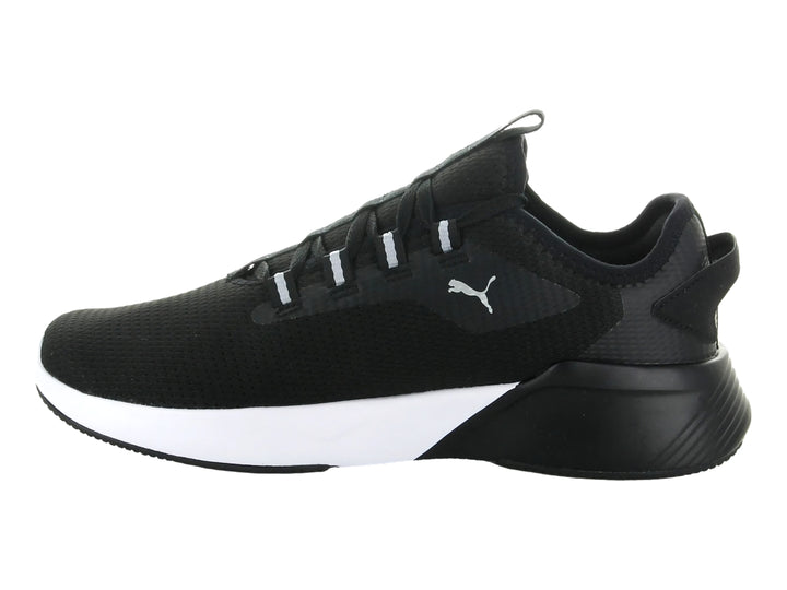 Tenis deportivos PUMA Retaliate 2 en color negro con suela blanca y logotipo plateado lateral.