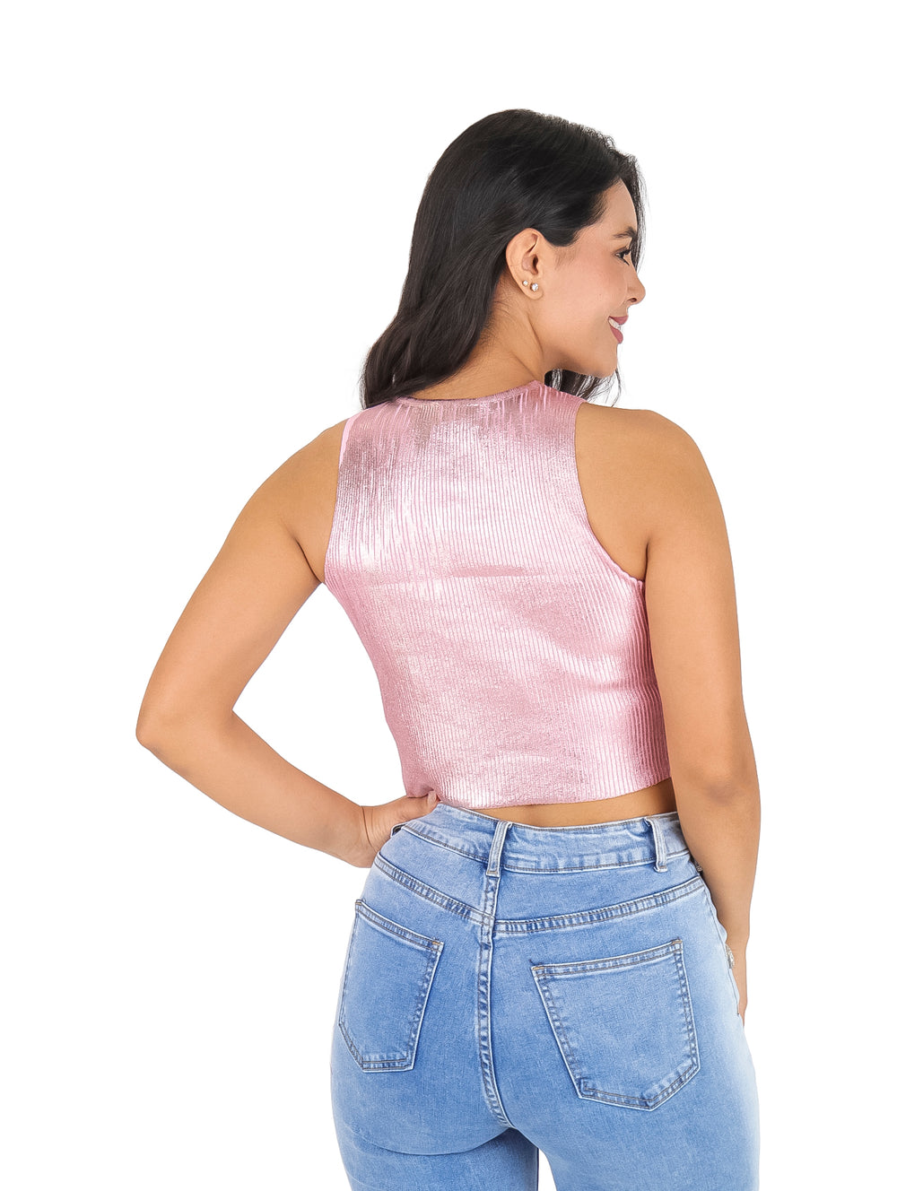 Mujer vistiendo una blusa crop top rosa sin mangas con un detalle de corazón plateado en el centro.