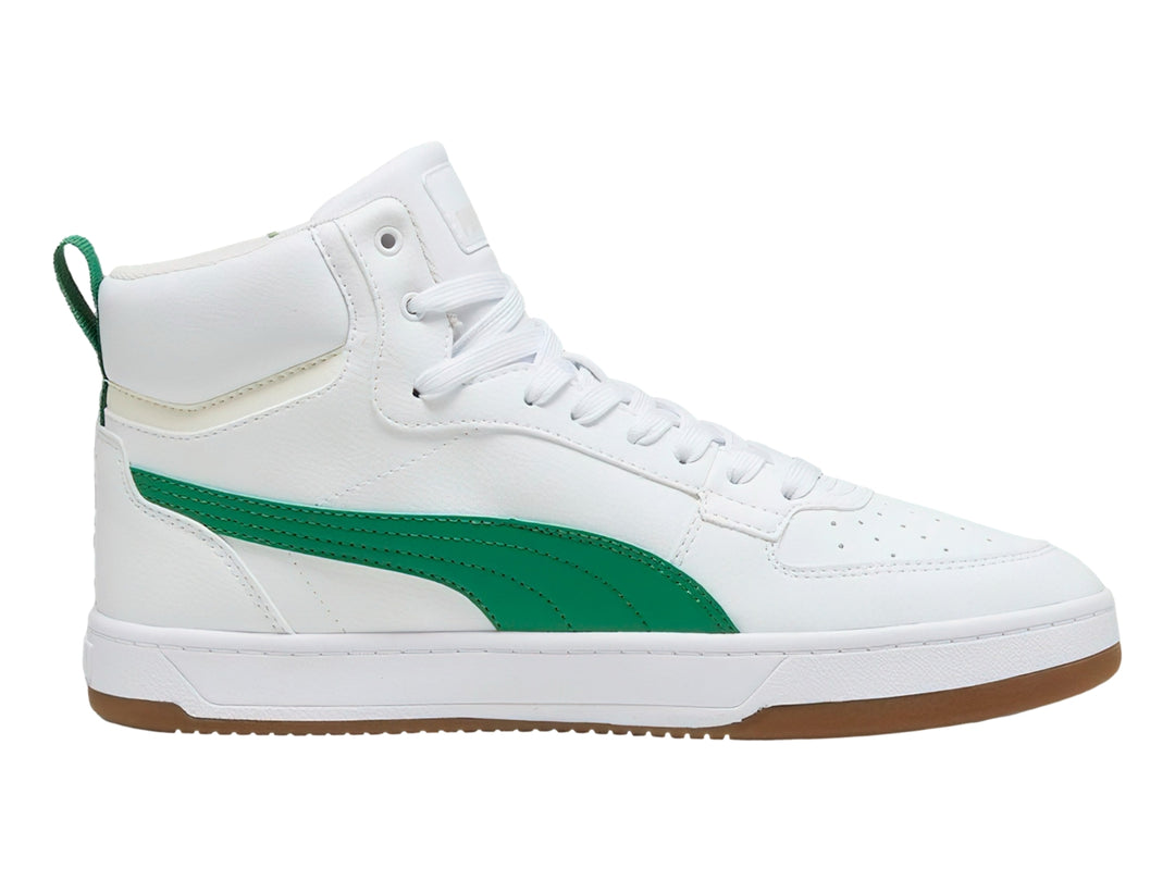 Tenis PUMA Caven 2.0 Mid en color blanco con franja verde y suela color café.