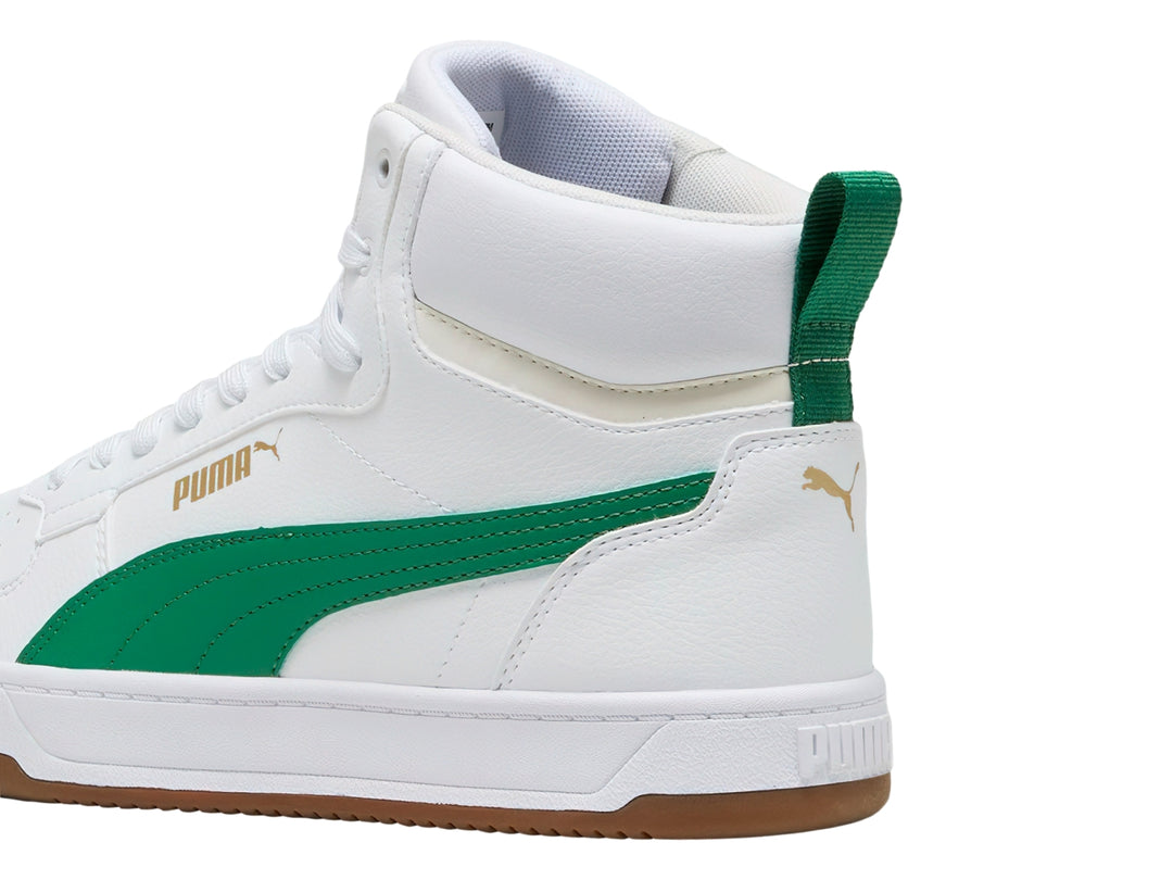 Tenis PUMA Caven 2.0 Mid en color blanco con franja verde y suela color café.