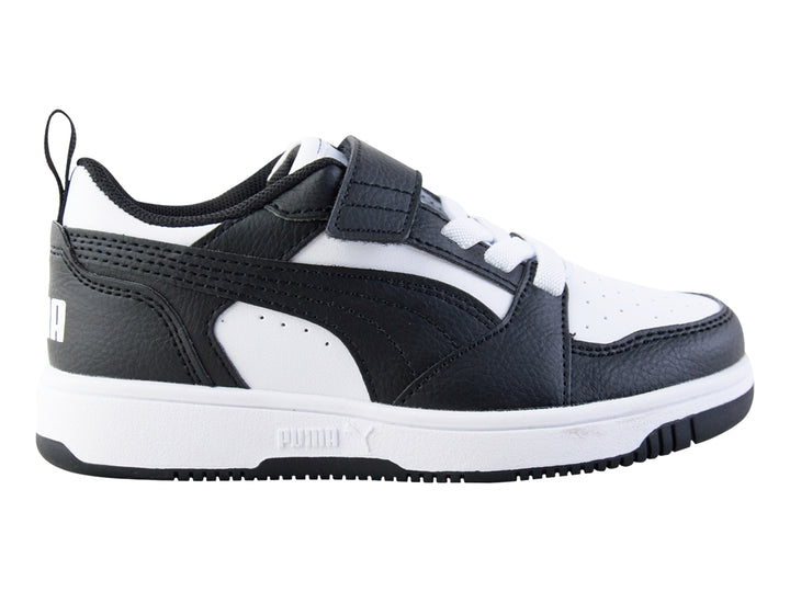 Tenis PUMA Rebound V6 Lo AC+PS en colores blanco y negro con cierre de velcro para niños.