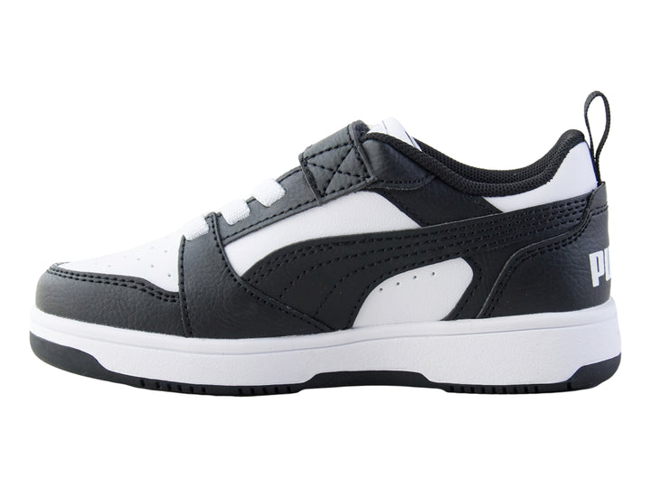 Tenis PUMA Rebound V6 Lo AC+PS en colores blanco y negro con cierre de velcro para niños.
