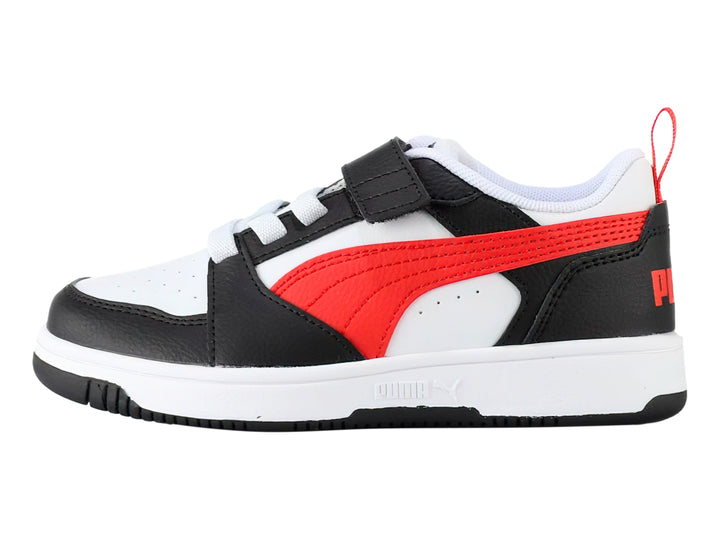 Tenis PUMA Rebound V6 Lo AC+PS en colores blanco, negro y rojo con cierre de velcro para niños.