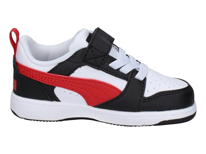 Tenis PUMA infantiles en colores blanco, negro y rojo con correa de velcro y agujetas.