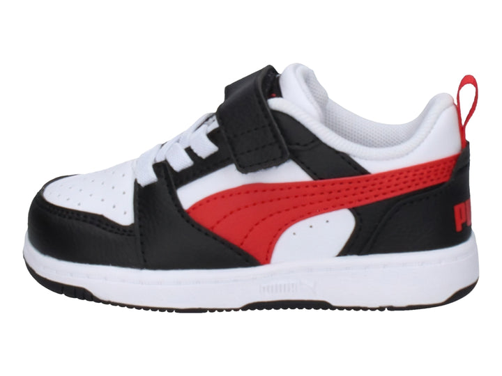 Tenis PUMA infantiles en colores blanco, negro y rojo con correa de velcro y agujetas.