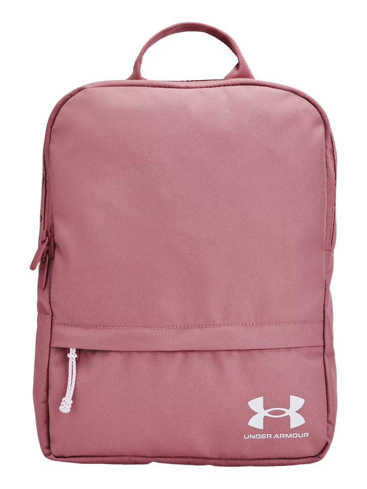 Mochila Under Armour de color rosa con logotipo blanco en la parte inferior frontal.