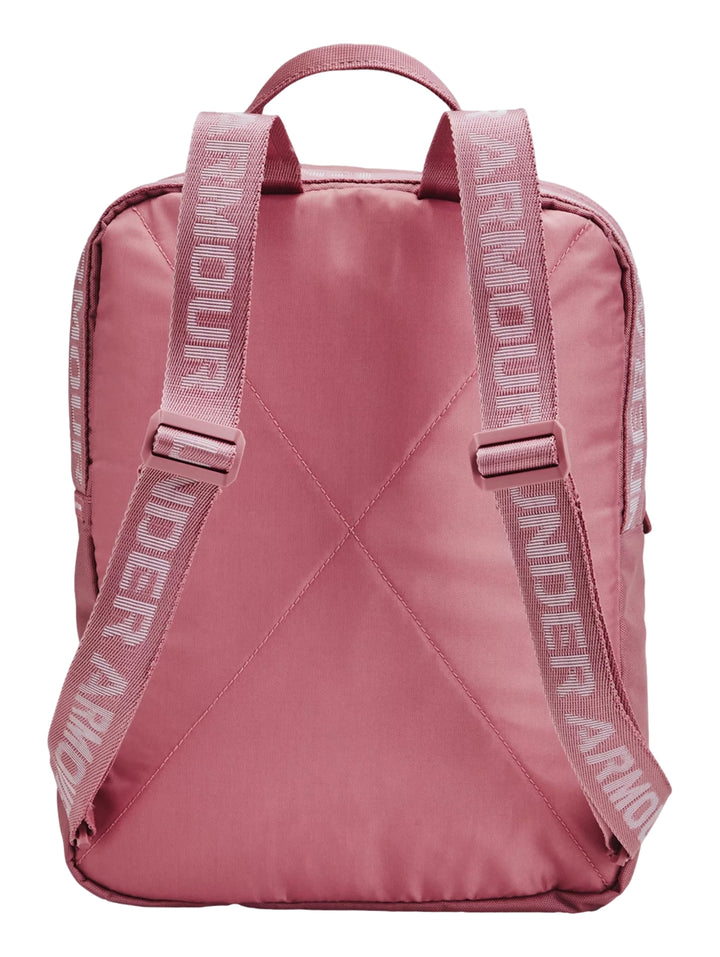 Mochila Under Armour de color rosa con logotipo blanco en la parte inferior frontal.