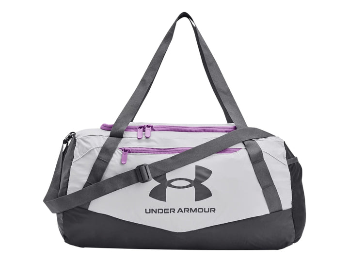 Bolsa de deporte Under Armour en color gris con detalles en morado y correas ajustables.