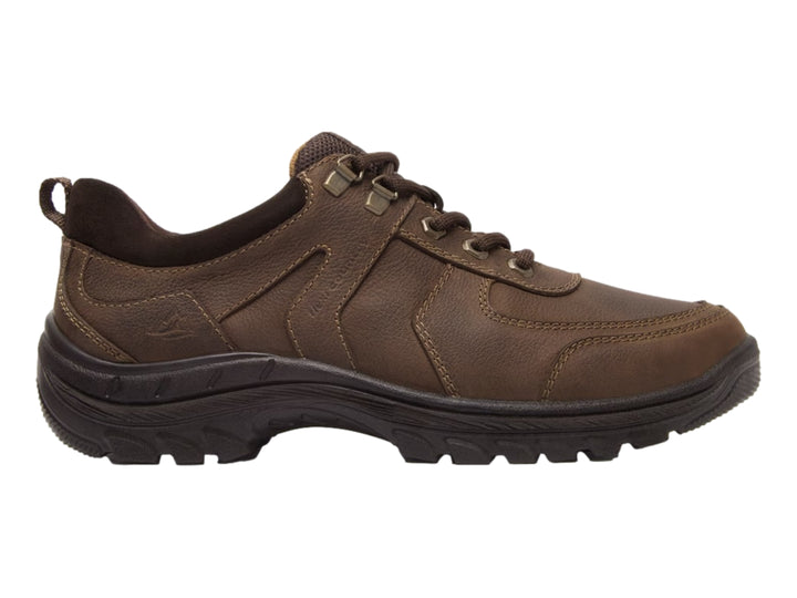 Zapato Flexi de cuero color moka con suela negra robusta y cordones.