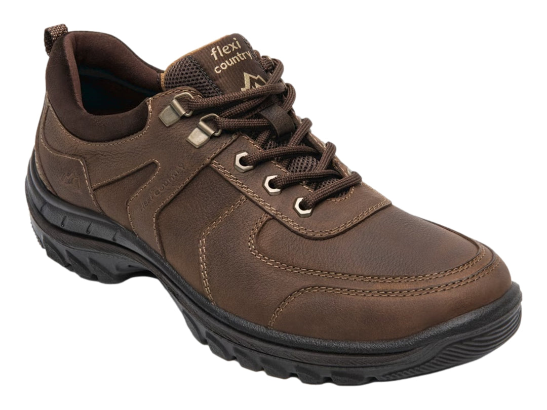 Zapato Flexi de cuero color moka con suela negra robusta y cordones.