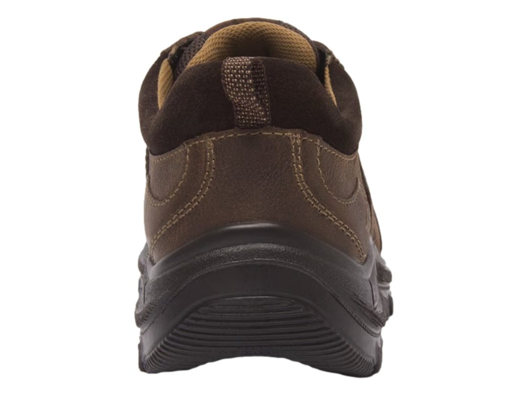 Zapato Flexi de cuero color moka con suela negra robusta y cordones.