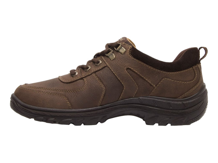 Zapato Flexi de cuero color moka con suela negra robusta y cordones.