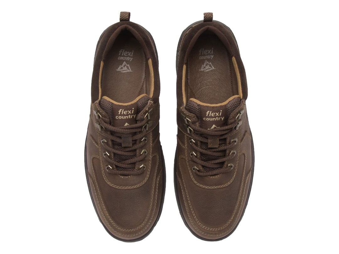 Zapato Flexi de cuero color moka con suela negra robusta y cordones.