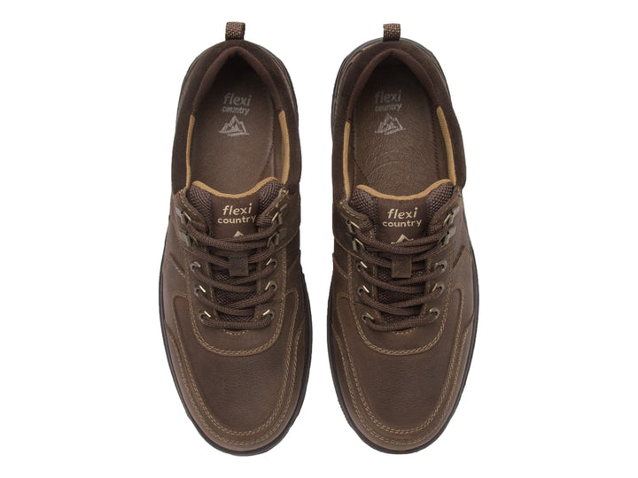 Zapato Flexi de cuero color moka con suela negra robusta y cordones.