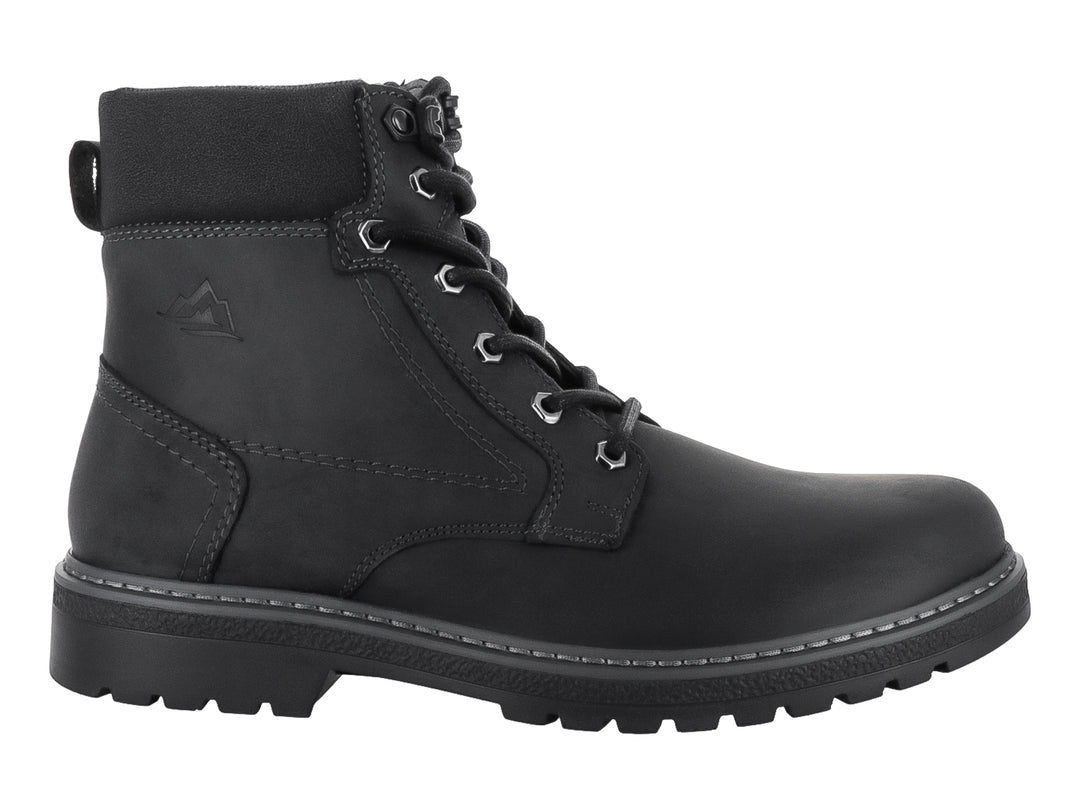 Botín negro de cuero mate con cordones y suela dentada.
