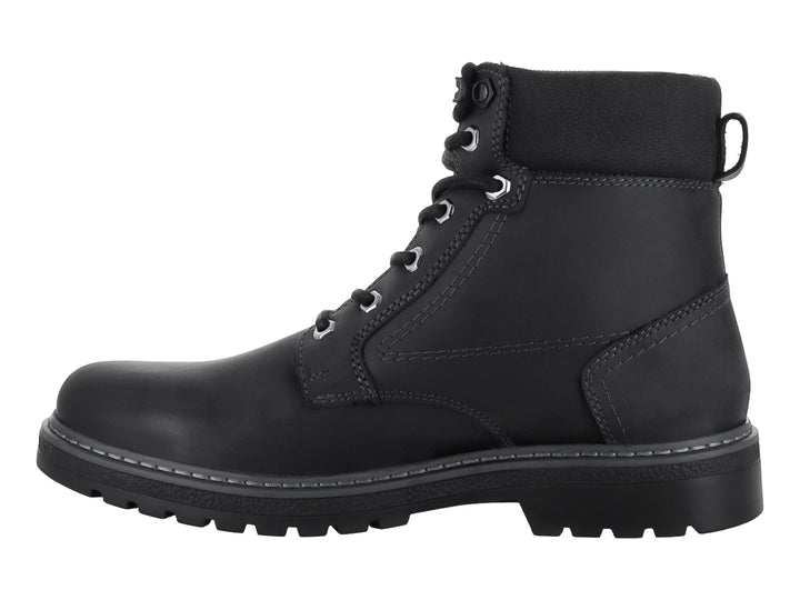 Botín negro de cuero mate con cordones y suela dentada.