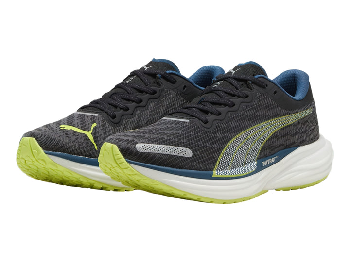 Tenis PUMA Deviate Nitro 2 en color negro con detalles en azul y lima, suela blanca gruesa para correr.