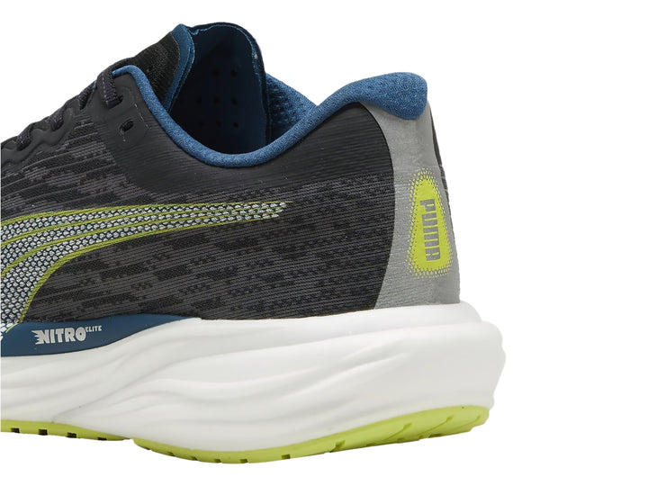 Tenis PUMA Deviate Nitro 2 en color negro con detalles en azul y lima, suela blanca gruesa para correr.