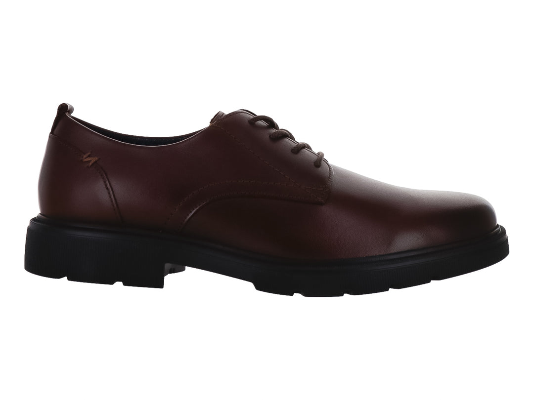 Zapato Flexi de cuero color nogal con agujetas y suela gruesa color negro.