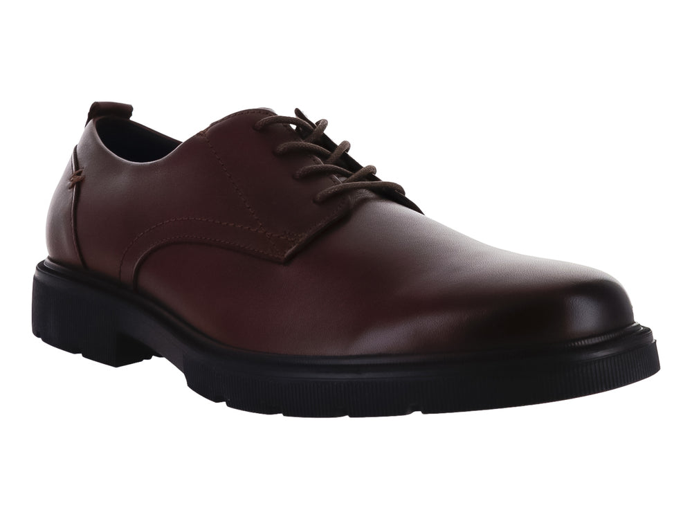 Zapato Flexi de cuero color nogal con agujetas y suela gruesa color negro.