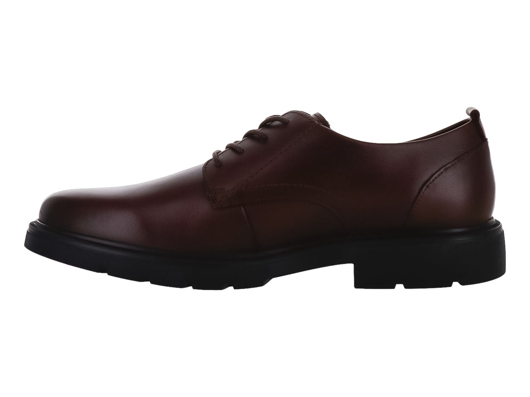 Zapato Flexi de cuero color nogal con agujetas y suela gruesa color negro.