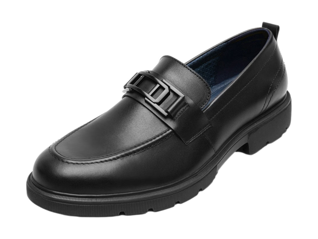 Zapato loafer de cuero negro para Hombre con suela gruesa y detalle de hebilla.