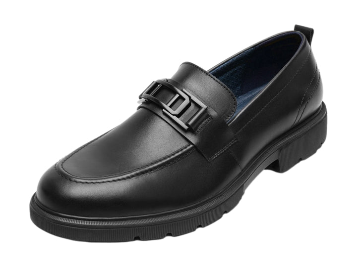 Zapato loafer de cuero negro para Hombre con suela gruesa y detalle de hebilla.