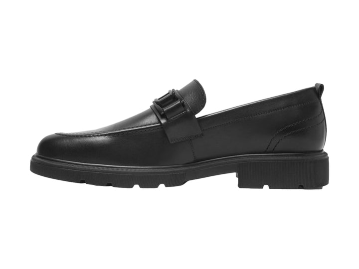 Zapato loafer de cuero negro para Hombre con suela gruesa y detalle de hebilla.
