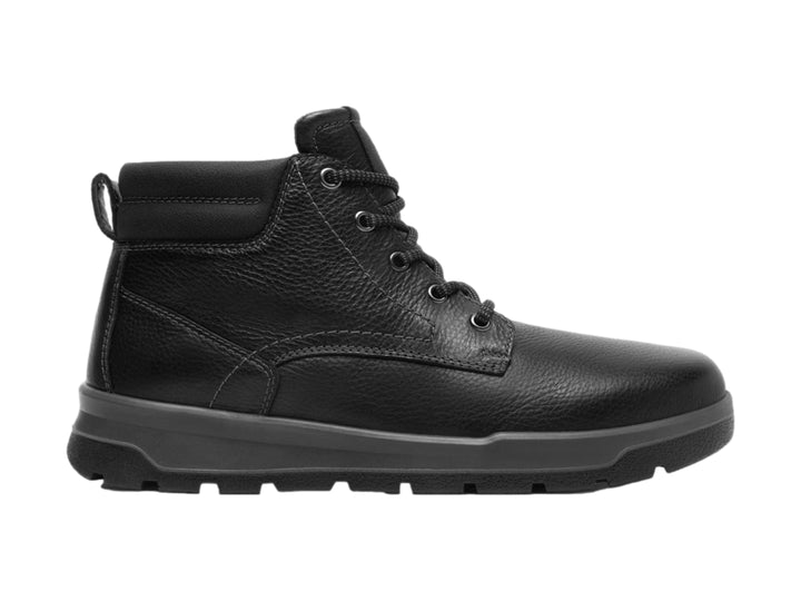 Bota de cuero negro con cordones y suela gruesa.