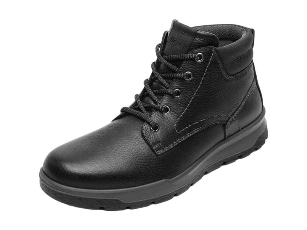 Bota de cuero negro con cordones y suela gruesa.