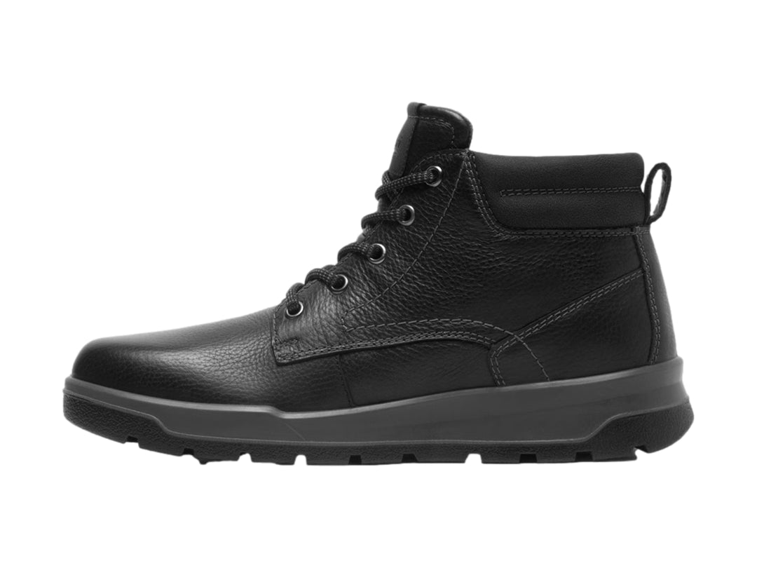 Bota de cuero negro con cordones y suela gruesa.