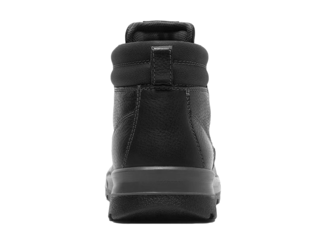 Bota de cuero negro con cordones y suela gruesa.