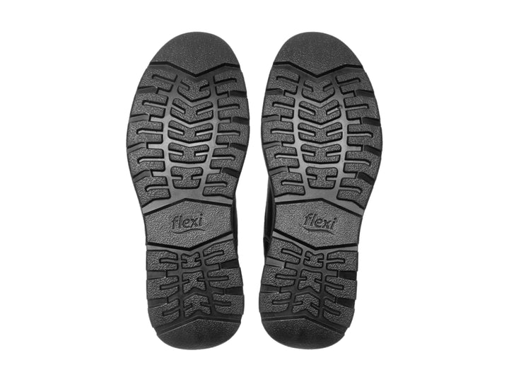 Bota de cuero negro con cordones y suela gruesa.