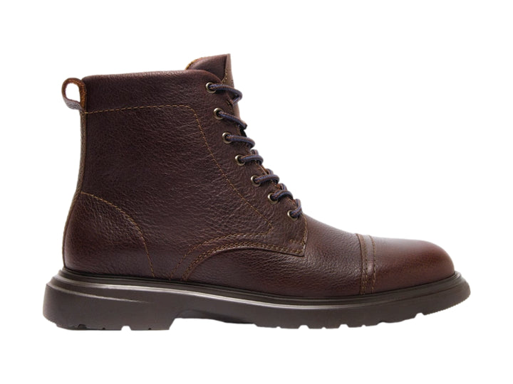 Bota de cuero color marrón oscuro con agujetas y suela gruesa.