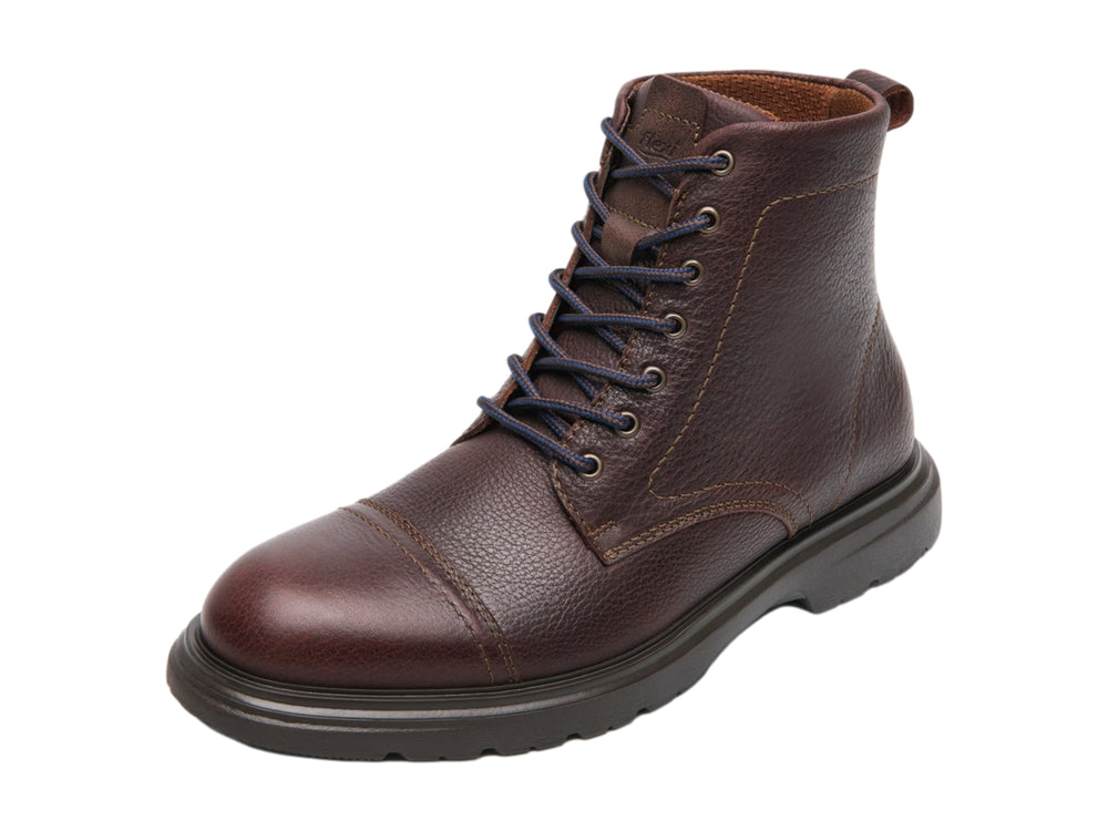 Bota de cuero color marrón oscuro con agujetas y suela gruesa.