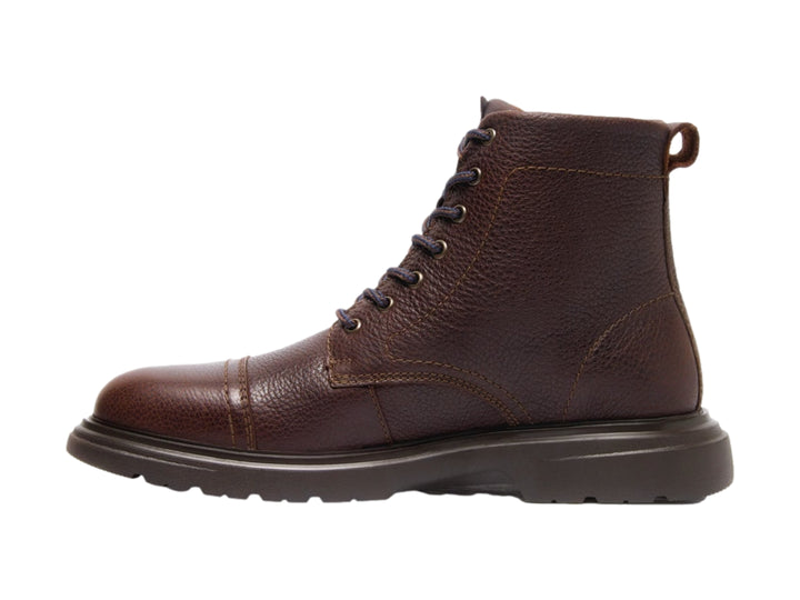 Bota de cuero color marrón oscuro con agujetas y suela gruesa.