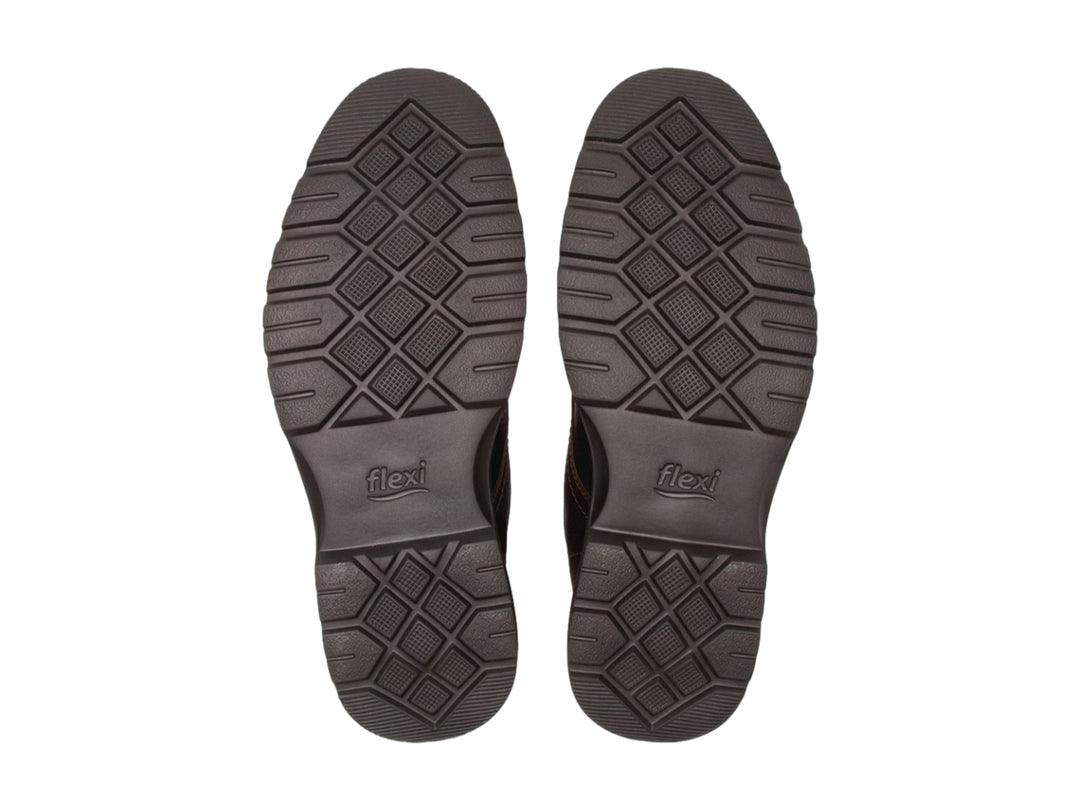 Bota de cuero color marrón oscuro con agujetas y suela gruesa.