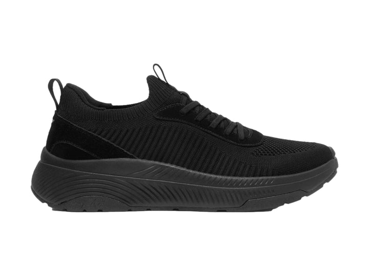 Tenis deportivos Flexi color negro con tejido textil y suela gruesa.