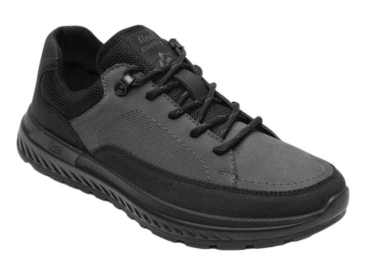 Zapato deportivo Flexi color negro con detalles en malla y cordones.