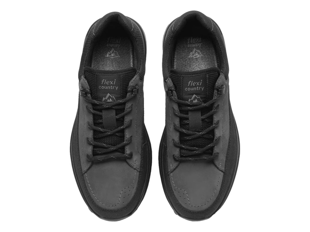 Zapato deportivo Flexi color negro con detalles en malla y cordones.