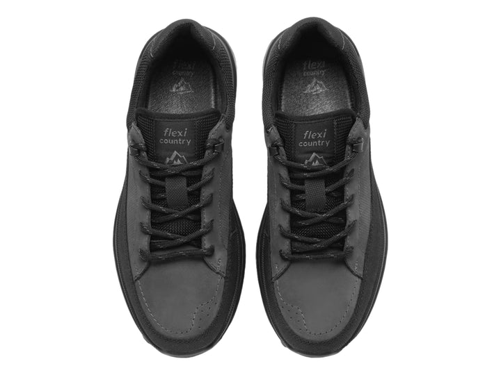 Zapato deportivo Flexi color negro con detalles en malla y cordones.