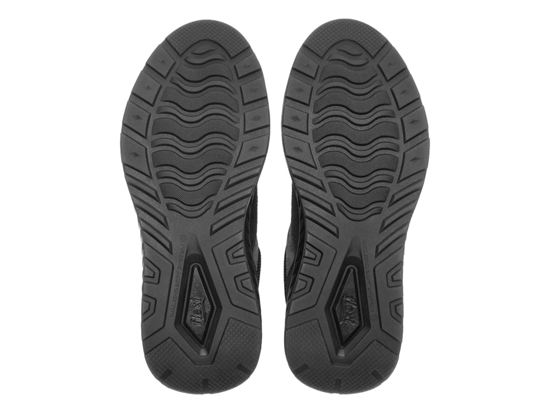 Zapato deportivo Flexi color negro con detalles en malla y cordones.