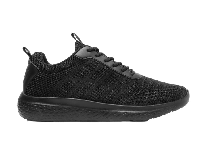 Tenis deportivos color negro con acabado en tejido textil y suela gruesa.