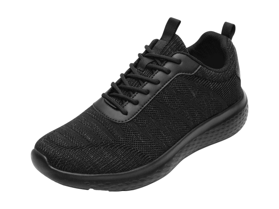 Tenis deportivos color negro con acabado en tejido textil y suela gruesa.