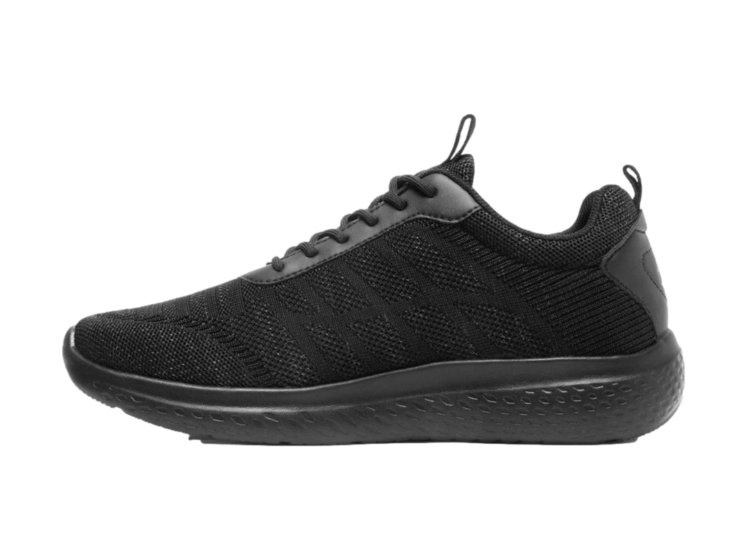 Tenis deportivos color negro con acabado en tejido textil y suela gruesa.