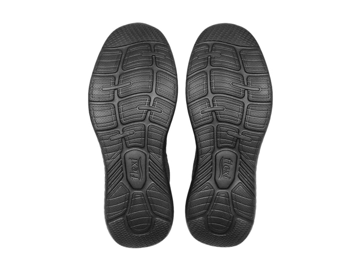 Tenis deportivos color negro con acabado en tejido textil y suela gruesa.