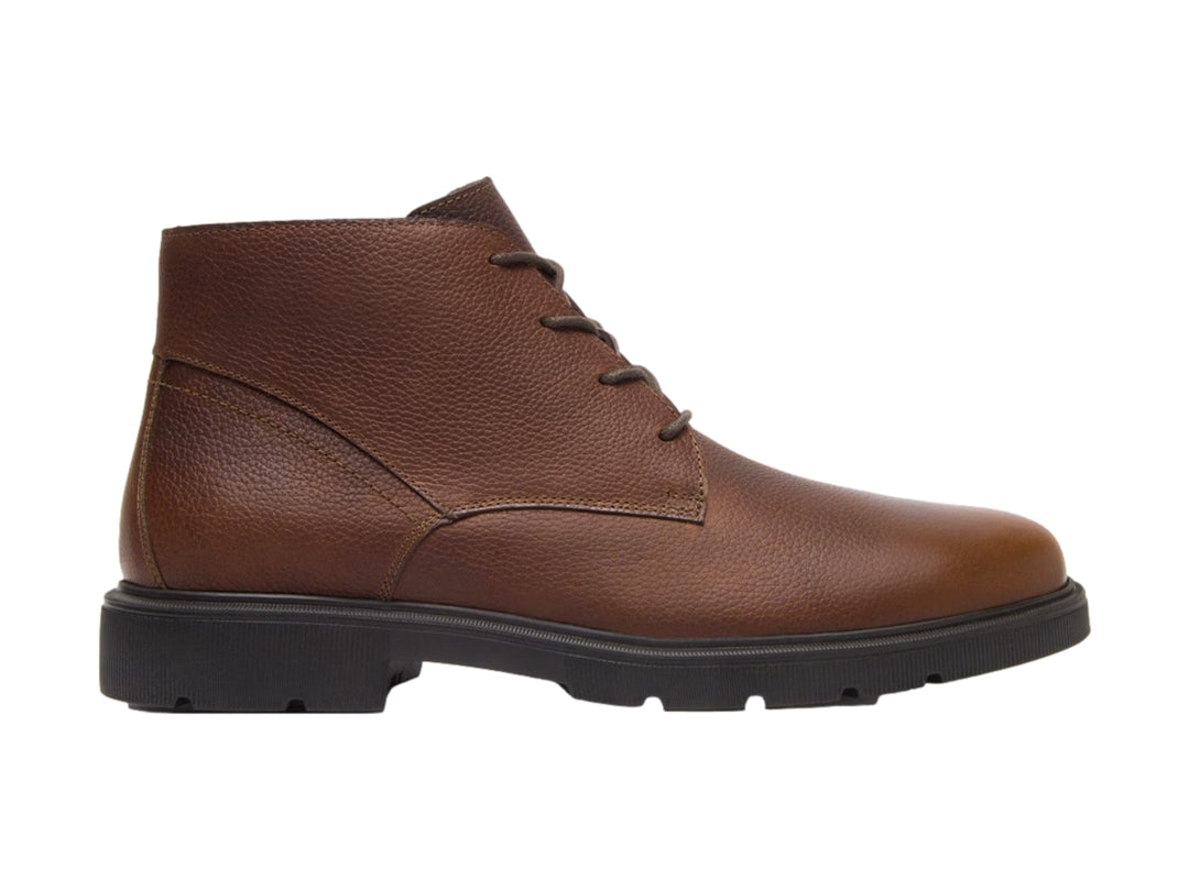 Bota casual Flexi de cuero color café con agujetas y suela negra robusta.