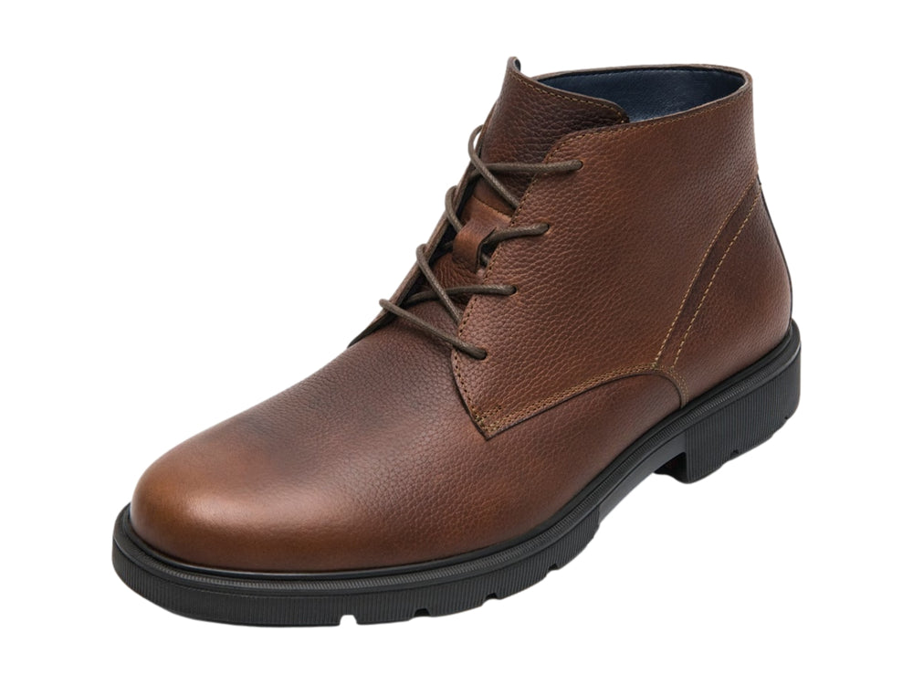 Bota casual Flexi de cuero color café con agujetas y suela negra robusta.
